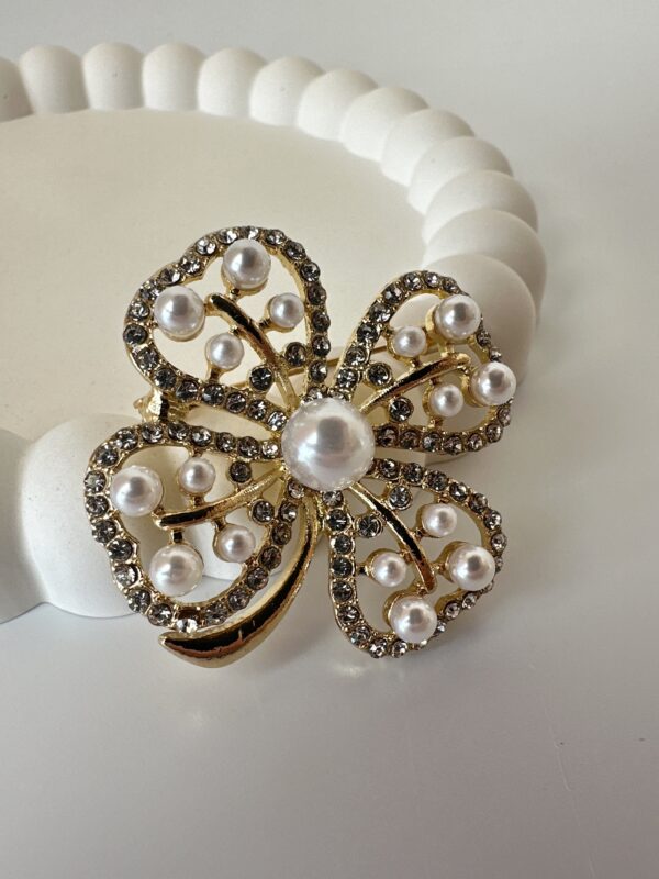 Yonca Model İnci Detaylı Broş