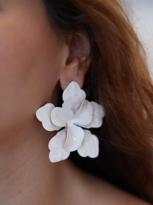 Beyaz Çiçek Model Büyük Küpe