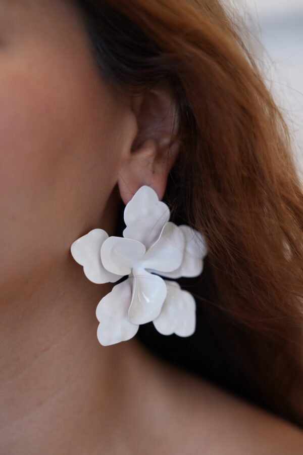 Beyaz Çiçek Model Büyük Küpe