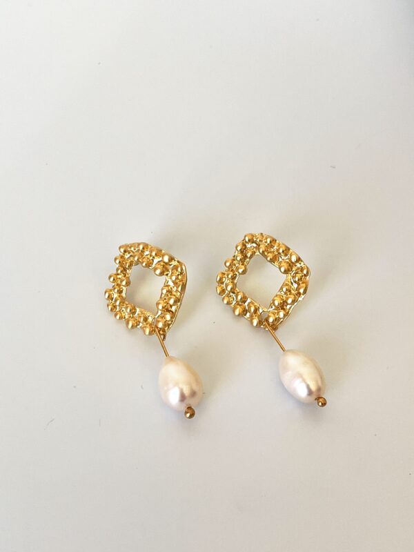 Pirinç Üzeri Mat Altın Kaplama Lily İnci Küpe