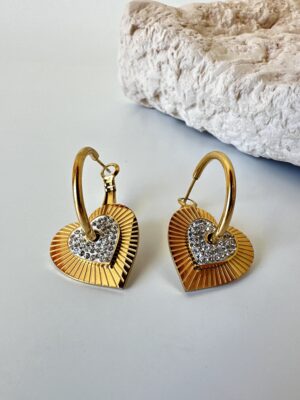 35eb2f915b77fc36e40a394f686ff06e.jpg Zirkon Taş Detaylı Kalp Model Vip Küpe