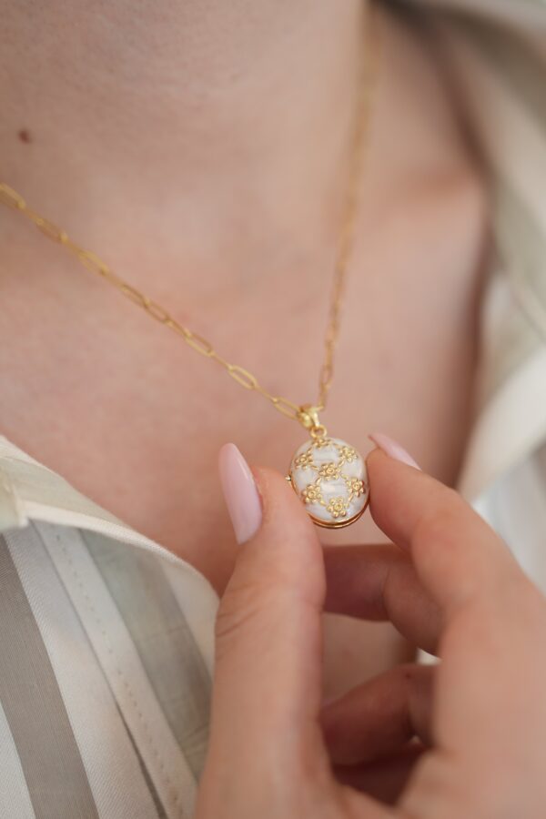 Çiçek Görünümlü Motifli Kolye