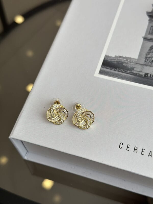 Gold Renk Zirkon Taşlı Sarmal Model Kadın Küpe