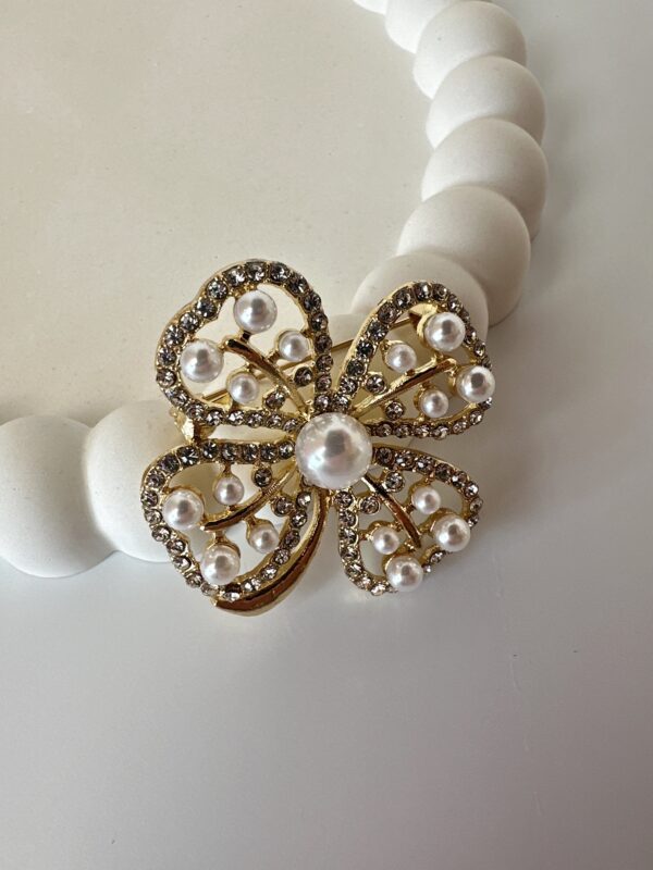 Yonca Model İnci Detaylı Broş