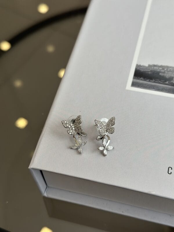 Gümüş Renk Zirkon Taşlı Kelebek Model Kadın Vip Küpe