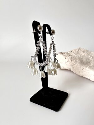 Gümüş Renk Çiçek Detaylı Taşlı Abiye Küpe