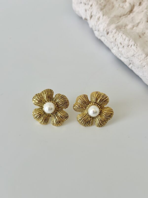 Çelik Çizgili Çiçek Ortası İnci Küpe