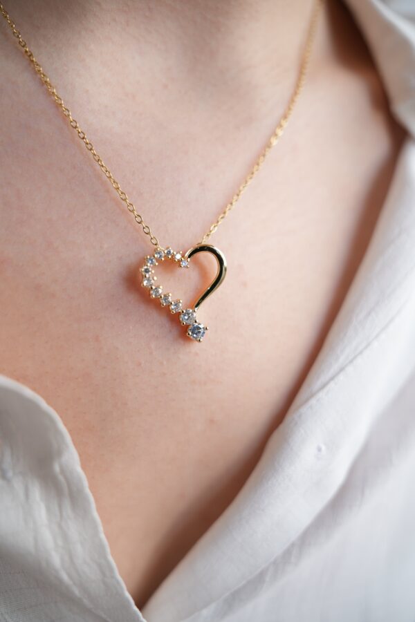Çelik Gold Renk Zincir Zirkon Taşlı Kalp Model Kadın Kolye