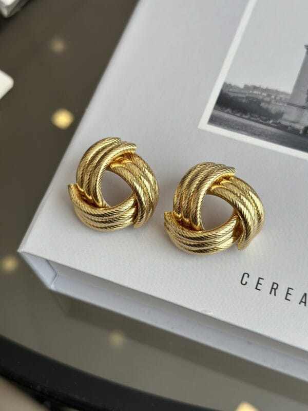 Gold Renk İşlemeli Sarmal Model Kadın Küpe