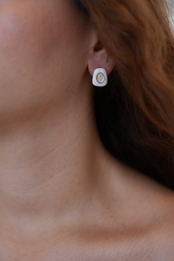 Beyaz Mineli Gold Çerçeveli Çelik Küpe