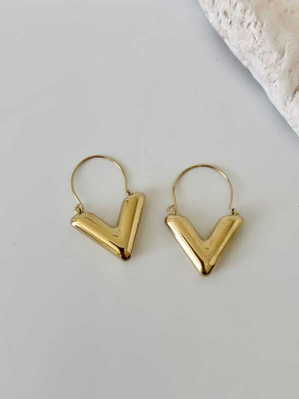 Çelik V Şekil Küpe