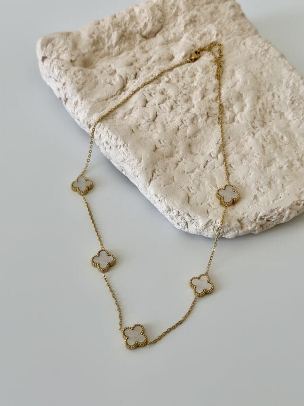 Çelik 5 li Beyaz Yonca Kolye