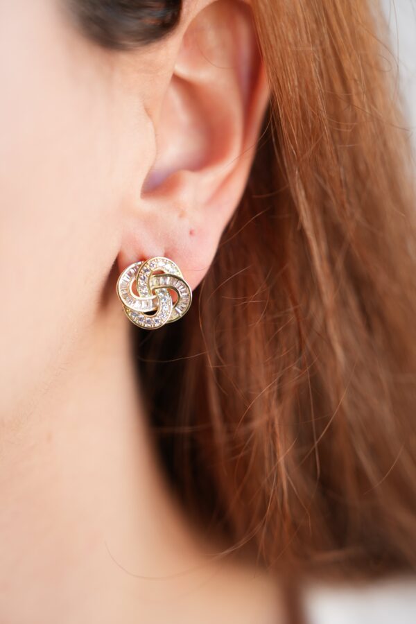 Gold Renk Zirkon Taşlı Sarmal Model Kadın Küpe