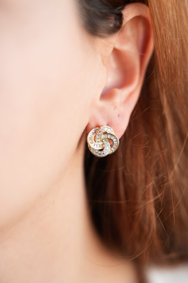 Gold Renk Zirkon Taşlı Sarmal Model Kadın Küpe