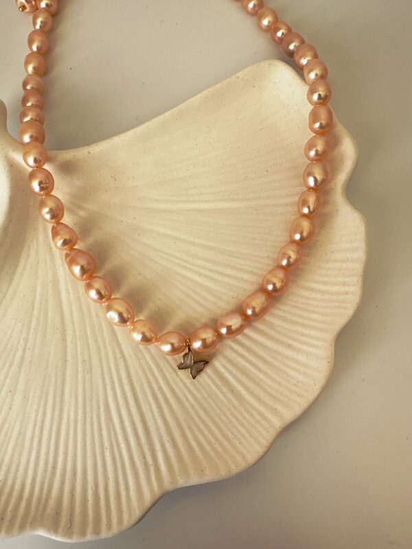 Sedefli Kelebek Detaylı Somon İnci Kolye