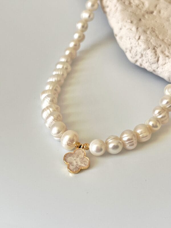 Pirinç Üzeri Altın Kaplama Sedefli Yonca Detaylı Gerçek İnci Kolye