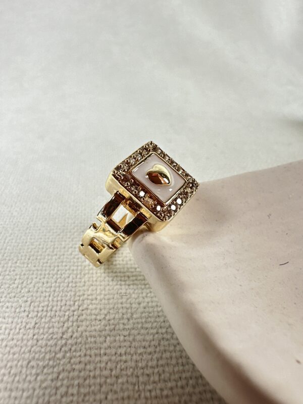 Kalp Detaylı Beyaz Mineli Vip Yüzük