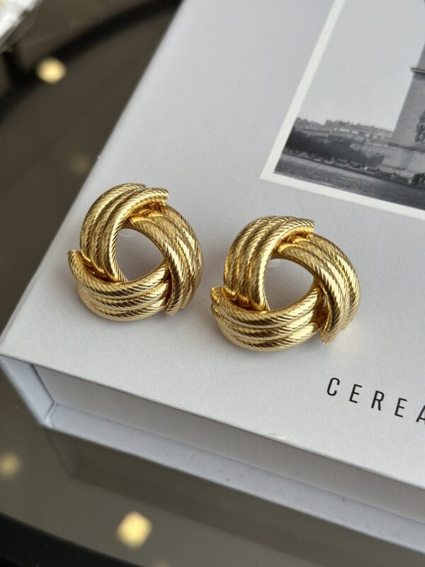 Gold Renk İşlemeli Sarmal Model Kadın Küpe