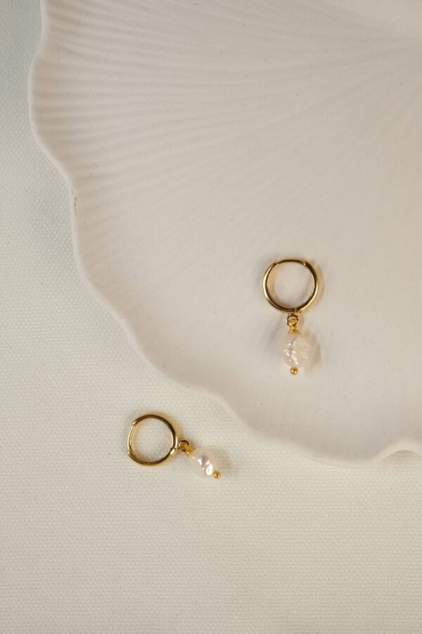 Sakız İnci Detaylı 24K Altın Kaplama Halka Küpe