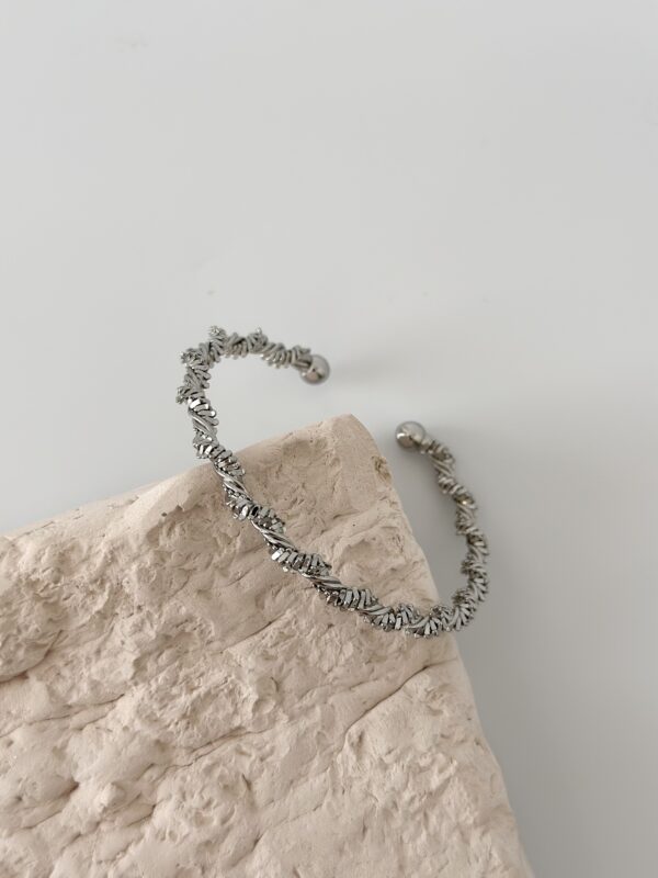 Çelik Gümüş Renk Sarmal Dorika Model Kadın Bileklik