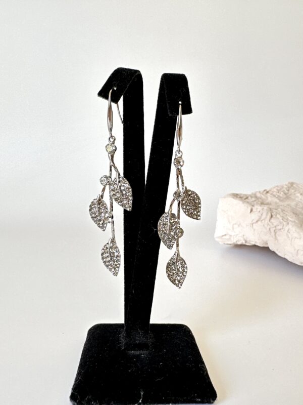 Gümüş Renk Yaprak Figürlü Taşlı Küpe