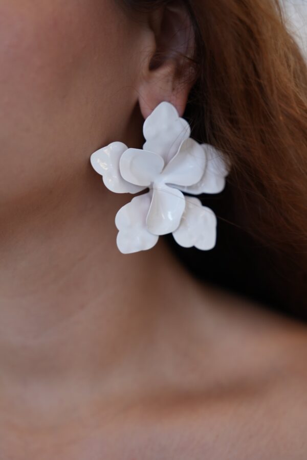 Beyaz Çiçek Model Büyük Küpe