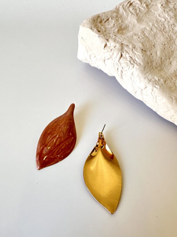 Kahverengi Yaprak Figürlü Küpe