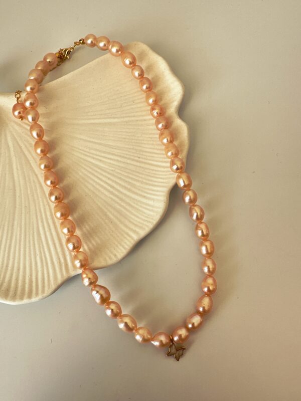 Sedefli Kelebek Detaylı Somon İnci Kolye