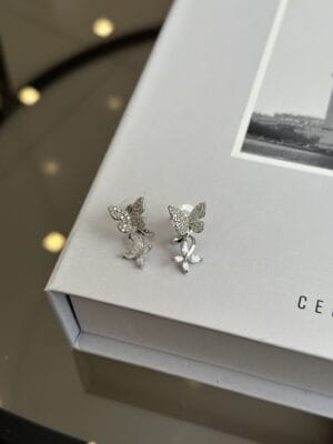 65de92fbe35499fbbdca9d3c9e990215-2.jpg Gümüş Renk Zirkon Taşlı Kelebek Model Kadın Vip Küpe