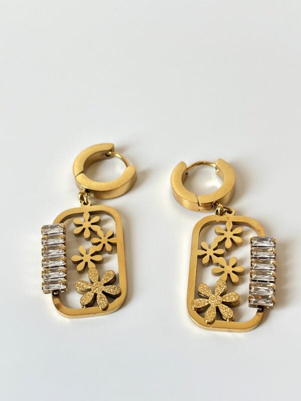 Zirkon Taş Detaylı Çelik Küpe