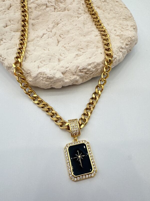 Siyah Mineli Kuzey Yıldızı Detaylı Vip Kolye