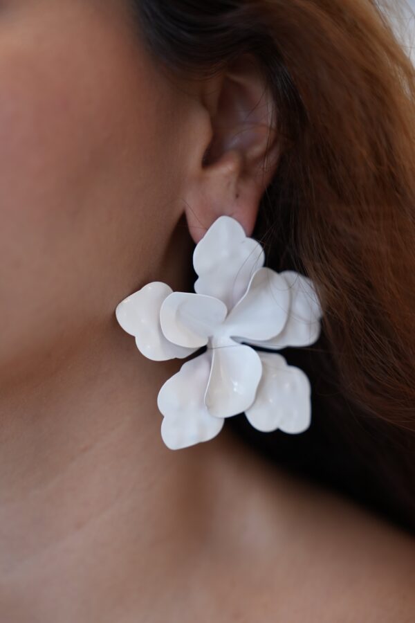 Beyaz Çiçek Model Büyük Küpe