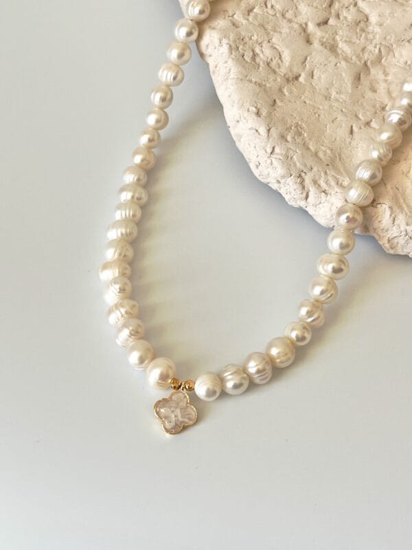 Pirinç Üzeri Altın Kaplama Sedefli Yonca Detaylı Gerçek İnci Kolye