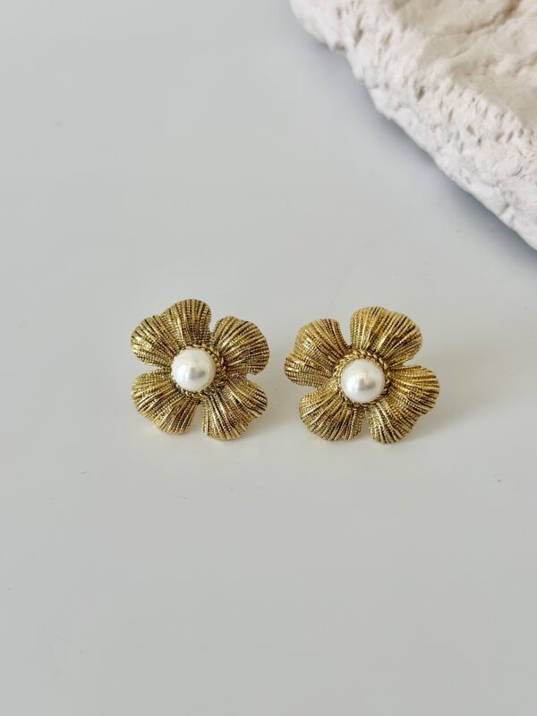 Çelik Çizgili Çiçek Ortası İnci Küpe