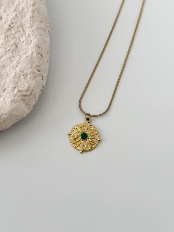 316L Çelik Gold Renk Yeşil Taşlı Kutup Yıldızı İşleme Madalyon Model Kadın Kolye