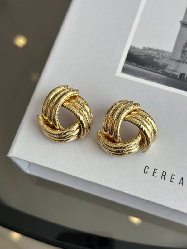 Gold Renk İşlemeli Sarmal Model Kadın Küpe