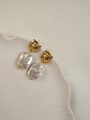 7b1eeeb54e74383e2686e07224db96f4-2.jpg 14K Altın Kaplama Gerçek İnci Detaylı Tasarım Küpe