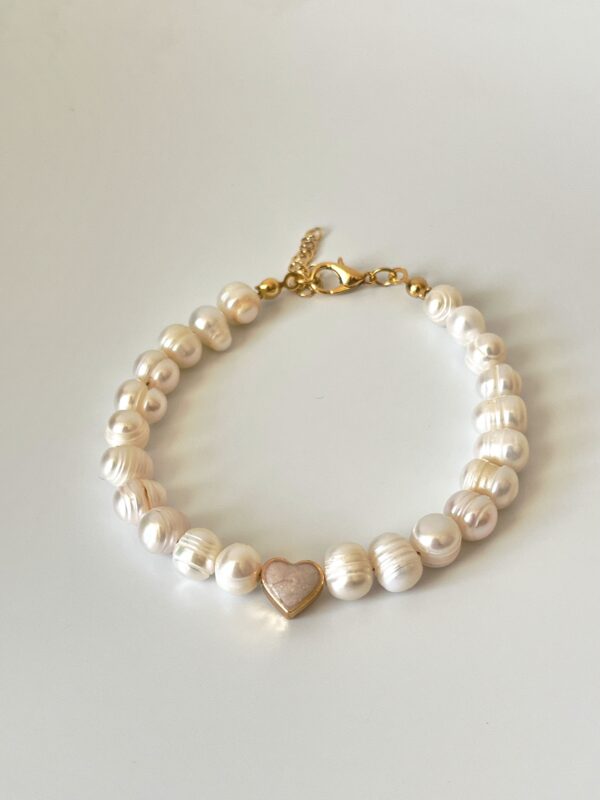Pirinç Üzeri Altın Kaplama Sedefli Kalp Detaylı Gerçek İnci Bileklik