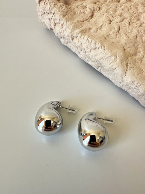 Bottega Gözyaşı Damlası Model Gümüş Renk Küpe