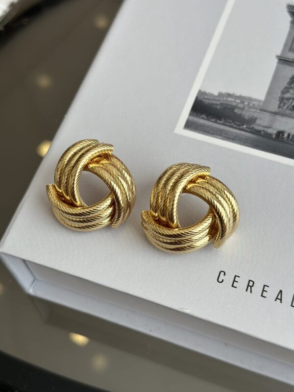 Gold Renk İşlemeli Sarmal Model Kadın Küpe