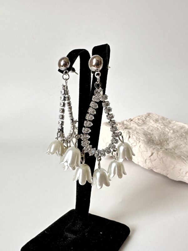 Gümüş Renk Çiçek Detaylı Taşlı Abiye Küpe