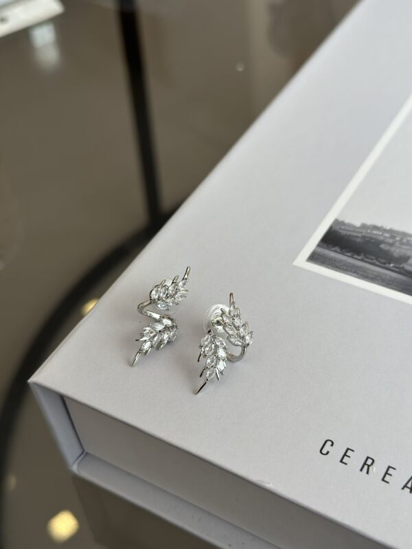 Gümüş Renk Zirkon Taşlı Yaprak Model Kadın Vip Küpe