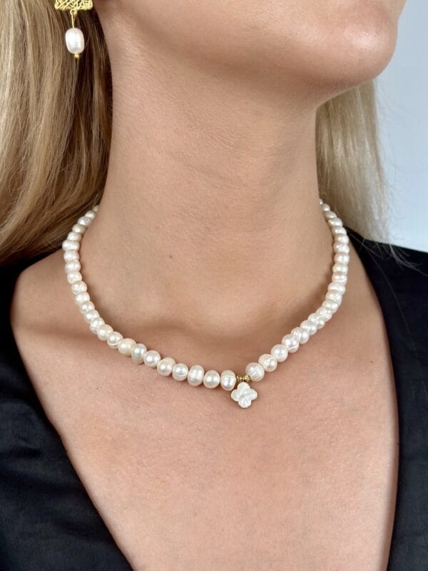 Pirinç Üzeri Altın Kaplama Sedefli Yonca Detaylı Gerçek İnci Kolye