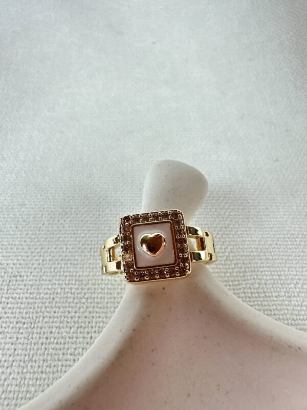 Kalp Detaylı Beyaz Mineli Vip Yüzük