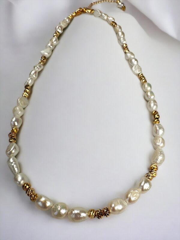 Lara Dorika Detaylı Sakız İnci Kolye