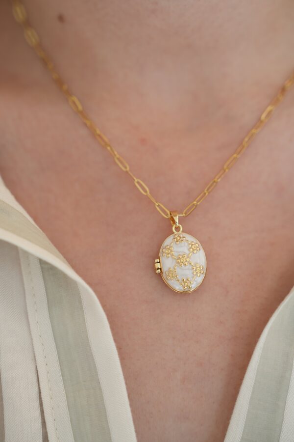 Çiçek Görünümlü Motifli Kolye