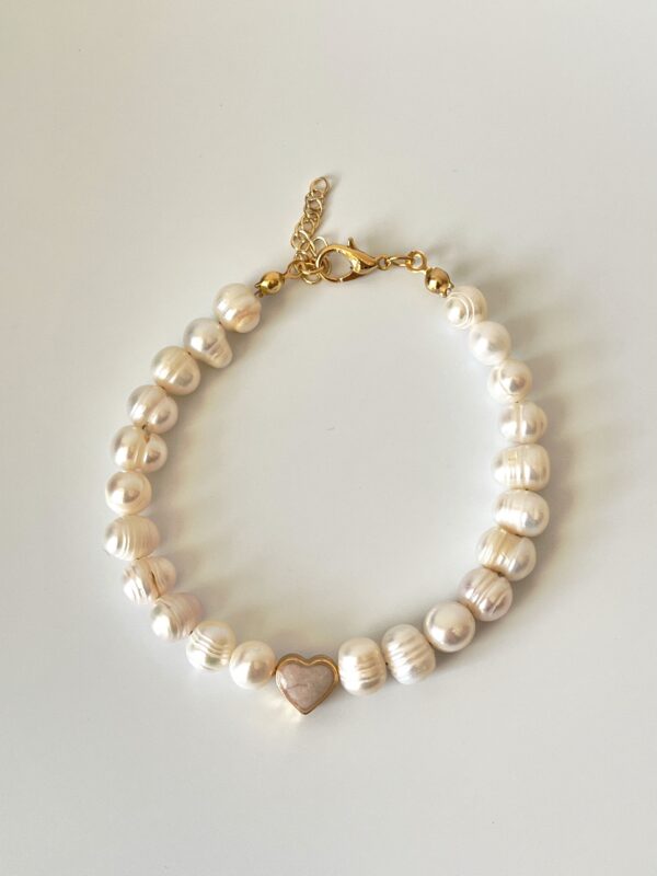 Pirinç Üzeri Altın Kaplama Sedefli Kalp Detaylı Gerçek İnci Bileklik