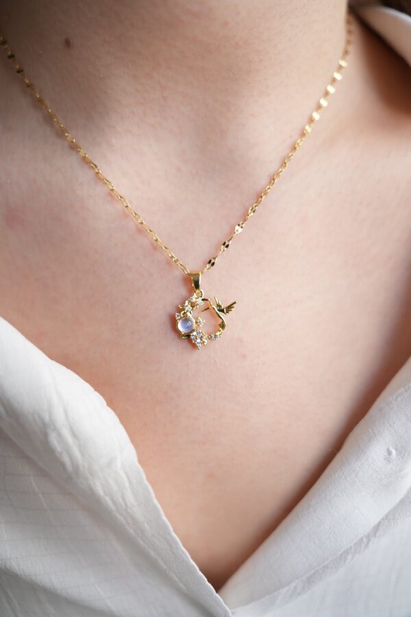 Çelik Gold Renk Zincir Zirkon Taşlı Sinek Kuşu Figür Çiçek Figür Kadın Kolye