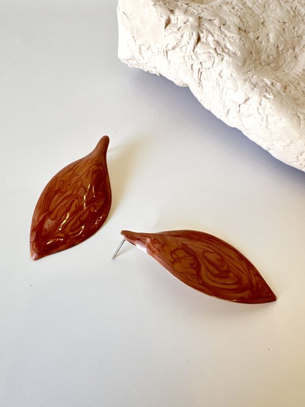 Kahverengi Yaprak Figürlü Küpe