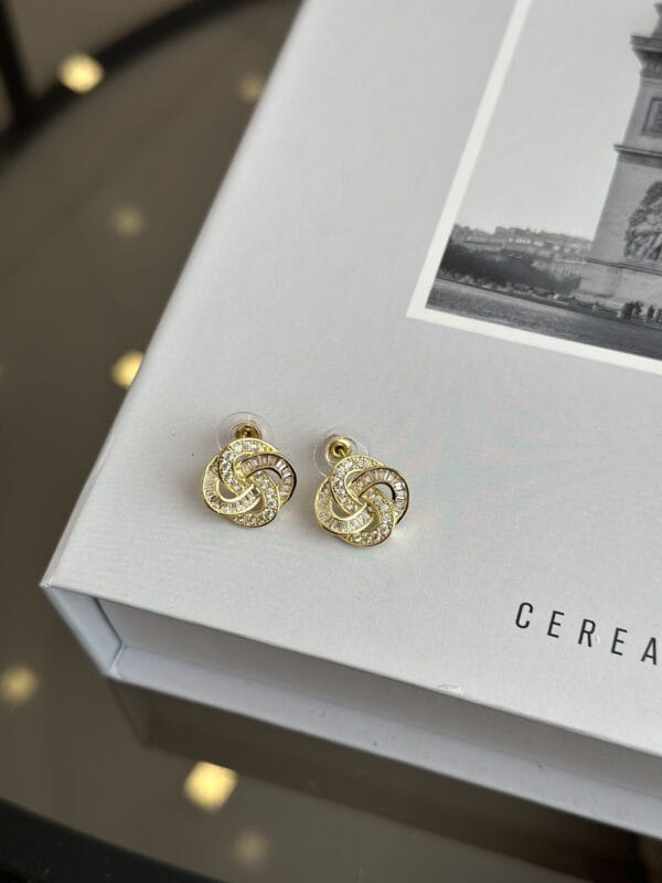 Gold Renk Zirkon Taşlı Sarmal Model Kadın Küpe